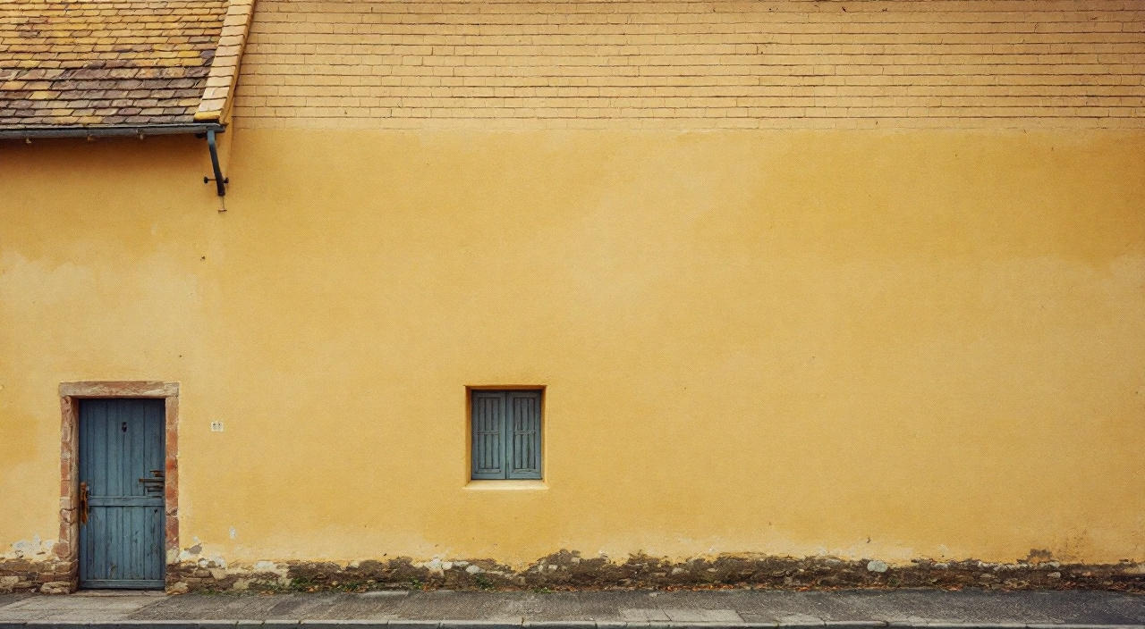 Façade de maison normande couverte d'un badigeon de chaux ocre